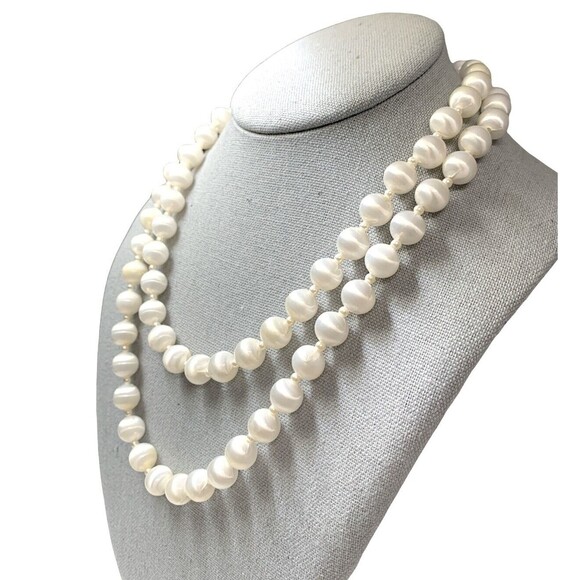 Vtg Sarah Coventry Necklace 36" White Satan Bead Cat's Eye Single Strand Signed - Picture 5 of 9